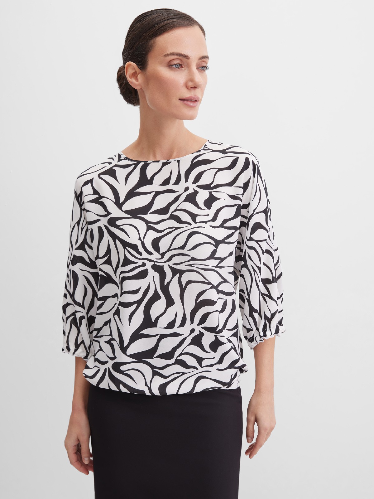 Блузка свободная на резинке с оригинальным вырезом и принтом