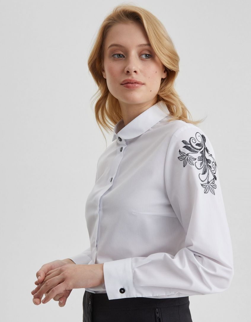 Блуза белая с вышивкой с длинным рукавом