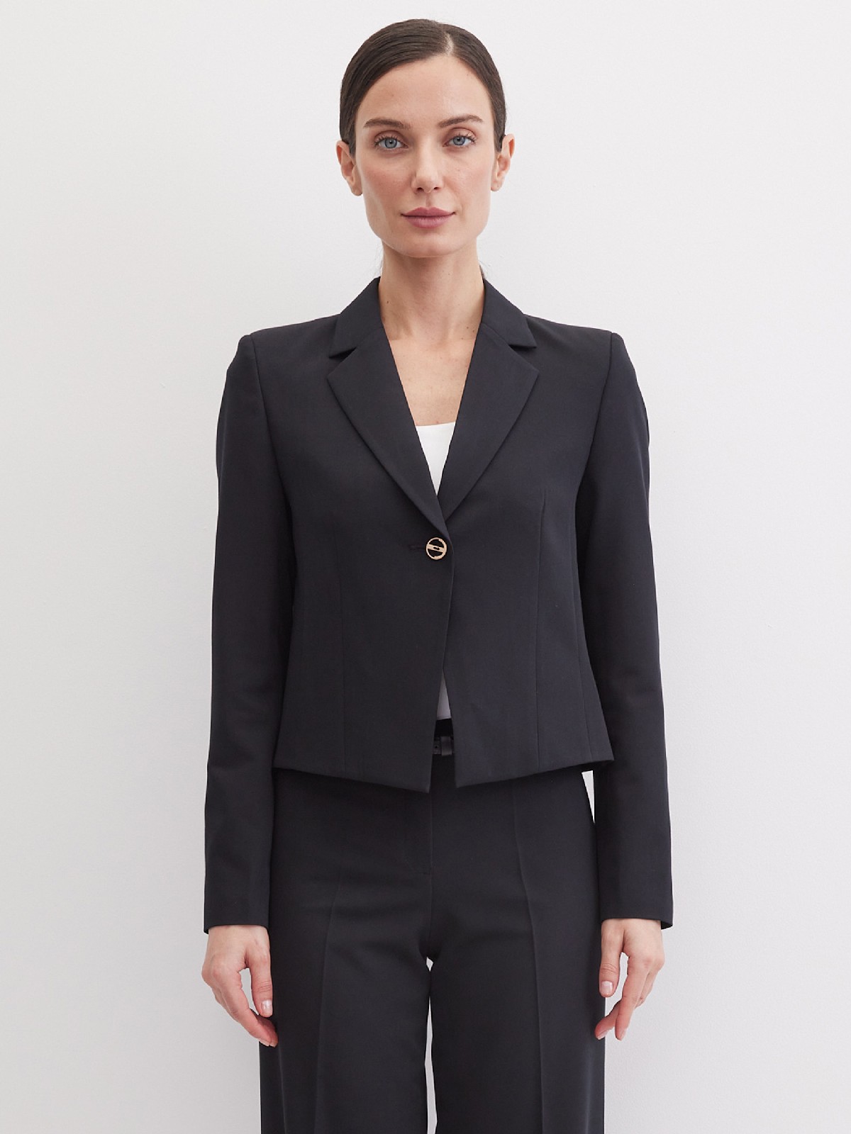 Жакет короткий с золотыми пуговицами