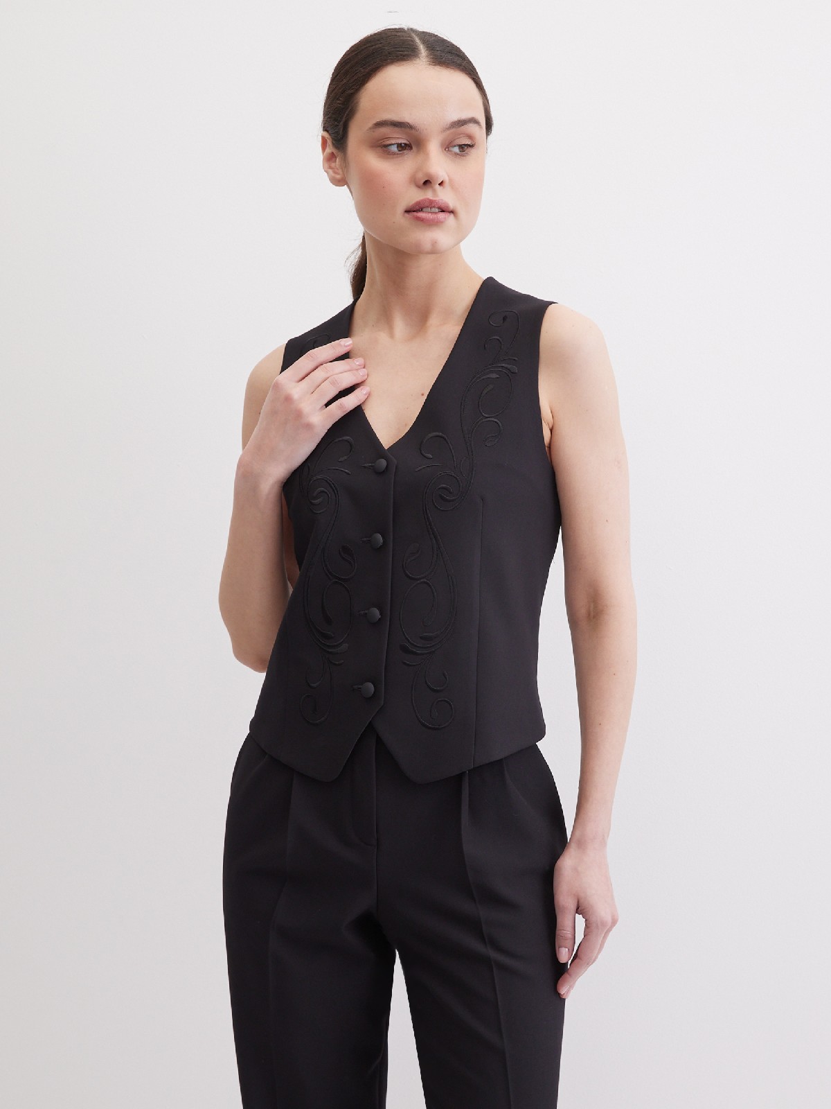 Жилет с вышивкой без  подкладки