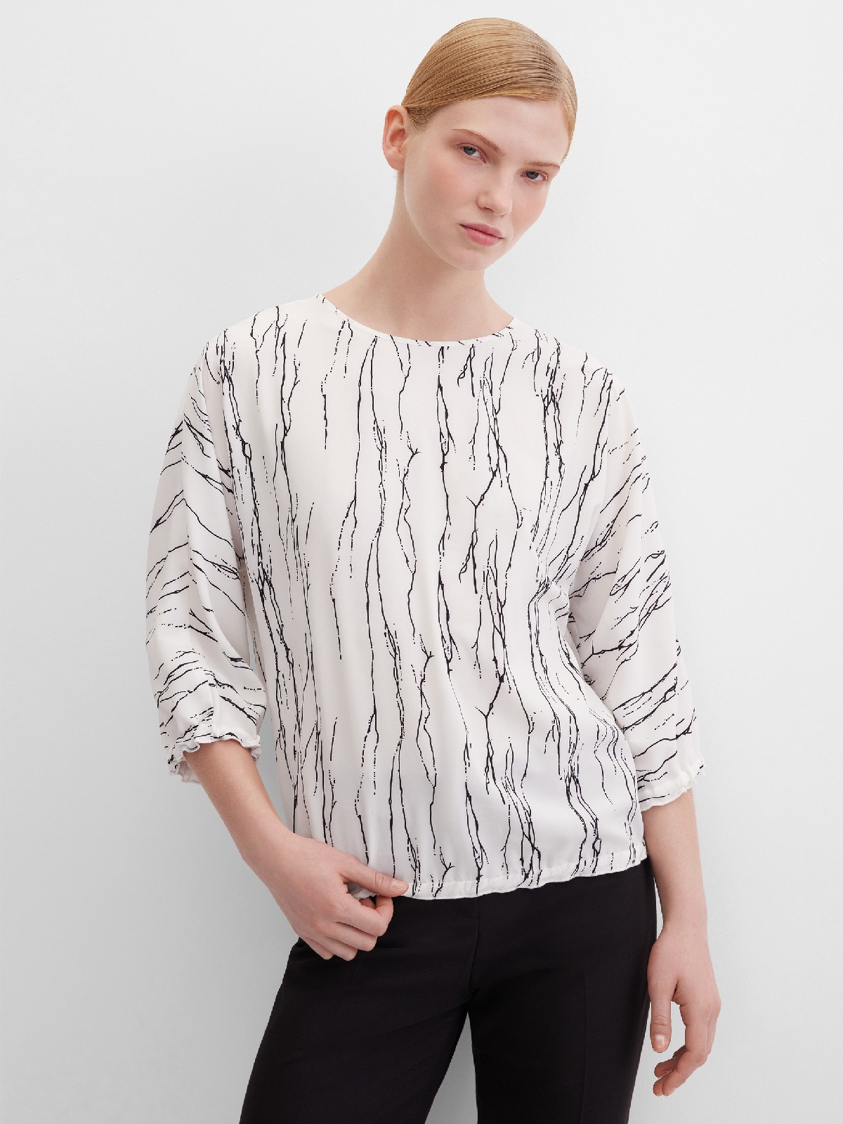 Блузка свободная на резинке с оригинальным вырезом и принтом