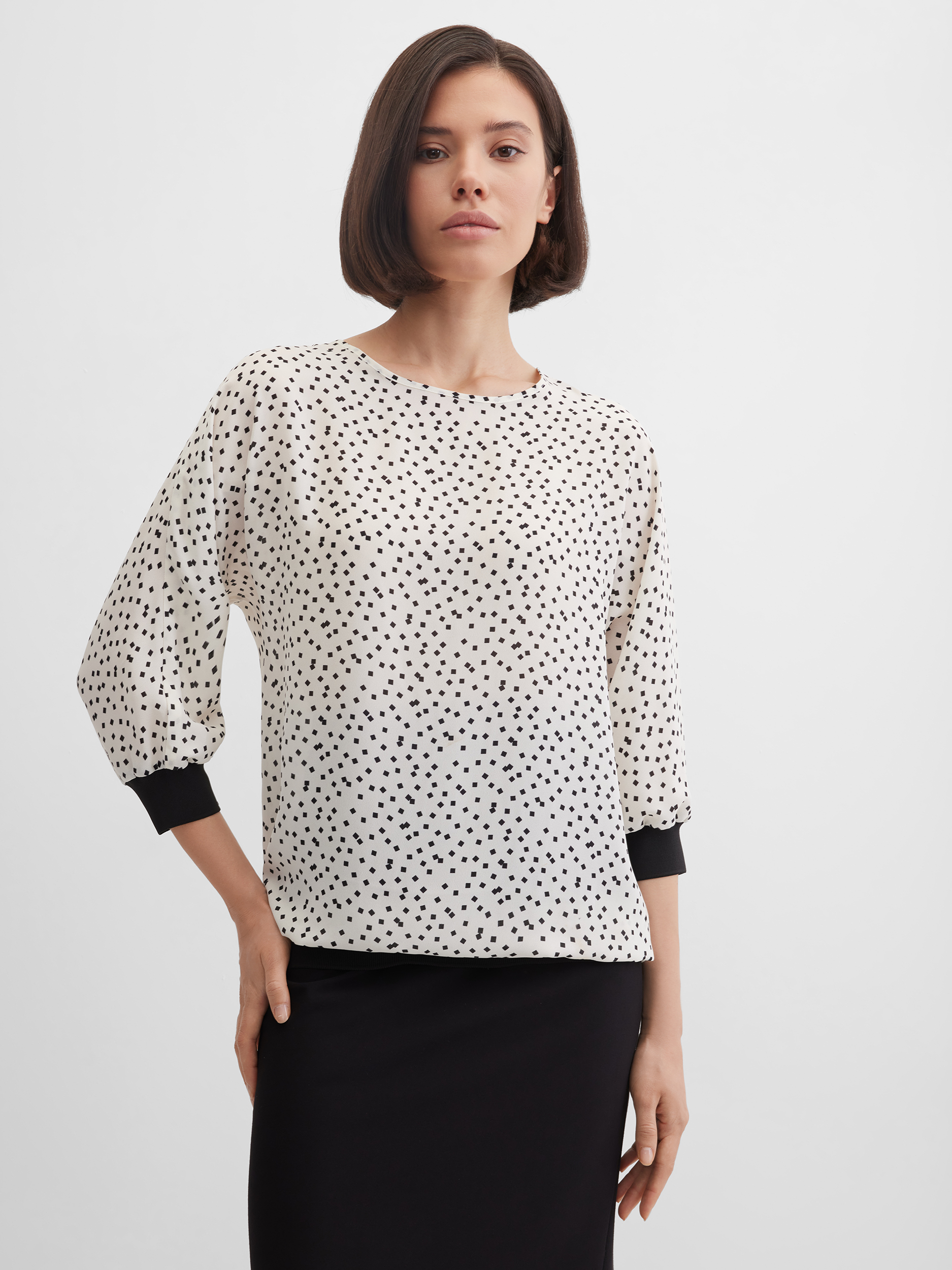 Блузка свободная с цельнокроеным рукавом и трикотажными манжетами