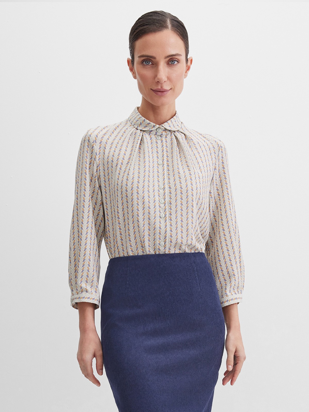 Блузка цветная со складками по горловине