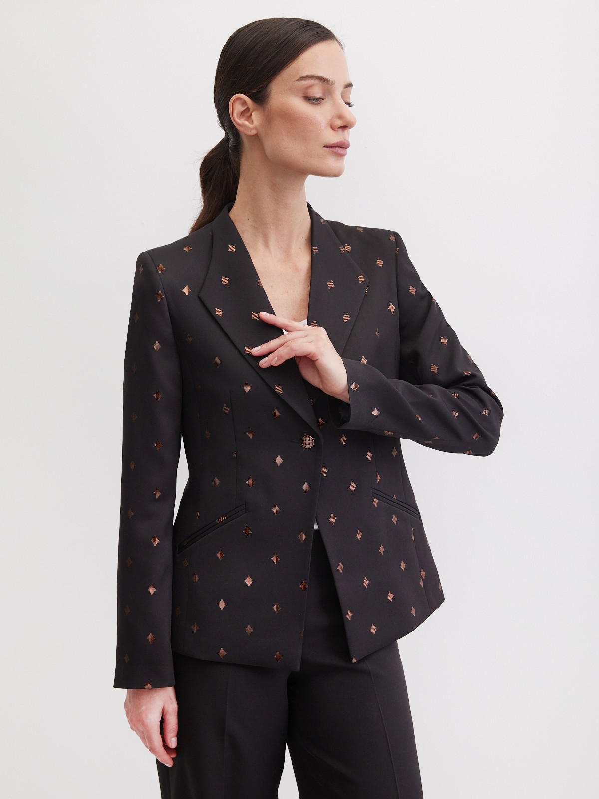 Пиджак с золотыми ромбами и оригинальным воротником